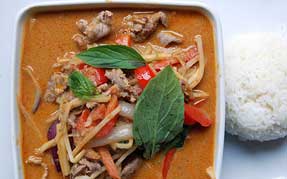 Oksekød i rød karry og kokosmælk