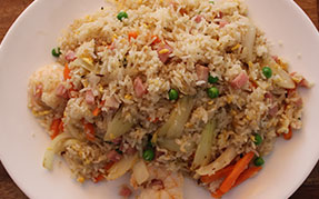 Wokret med kylling og stegte ris